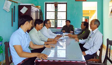 Các thành viên của mô hình hỗ trợ cai nghiện ma túy tại gia đình họp bàn triển khai công việc.
