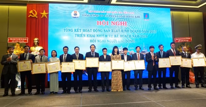 Trao Bằng khen của Bộ Công Thương cho các tập thể vá các cá nhân