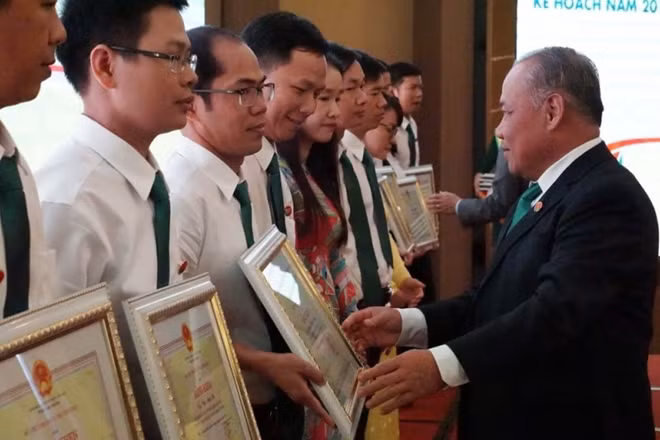Ông Nguyễn Đức Thành, Bí thư Đảng ủy, Chủ tịch HĐQT PVCFC trao bằng khen cho người lao động xuất sắc của PVCFC