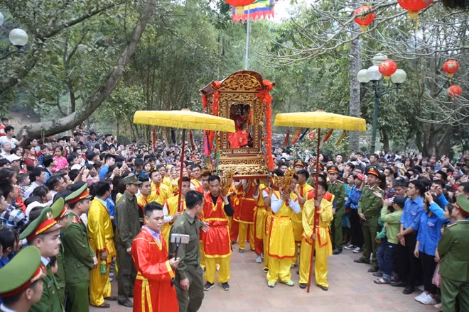 Nhưng quan trọng nhất trong Lễ hội Gióng là nghi thức rước “Tướng bà” bằng kiệu.