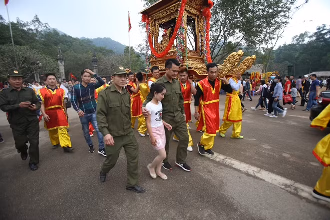 Sau khi trút bỏ chiến bào, cô bé Linh được Công an xã Yên Phú bảo vệ đưa về nhà.