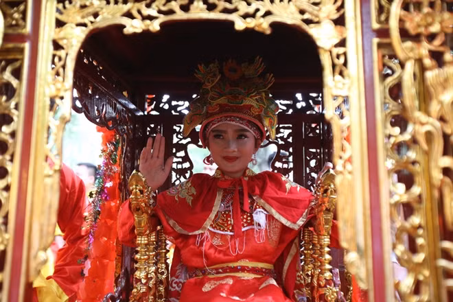 Năm nay vinh dự đóng vai "tướng bà" là cô bé Nguyễn Thị Thùy Linh (11 tuổi), học lớp 5 Trường Tiểu học Bắc Phú (Sóc Sơn, Hà Nội).