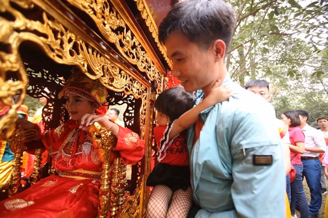 Được làm "tướng bà" là cả một vinh dự rất lớn với bản thân và gia đình cô bé này.