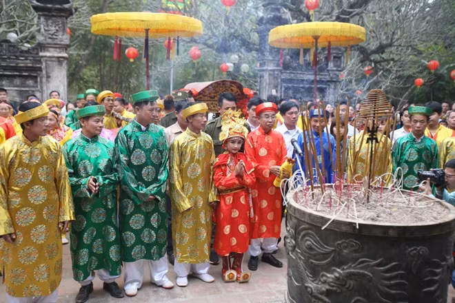 Các kiệu rước lễ vật dừng tại sân đền Thượng, "Tướng bà" cùng đoàn tháp tùng vào hậu cung làm lễ.