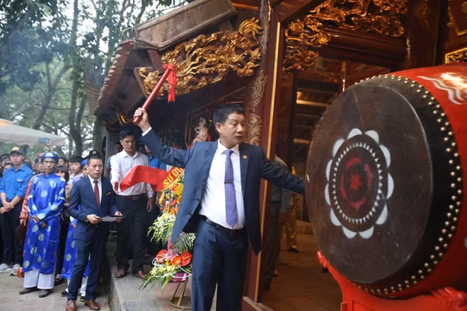 Đúng 7 giờ sáng 10-2 (tức mùng 6 Tết Nguyên đán Kỷ Hợi 2019), lễ hội Gióng chính thức được khai mạc.