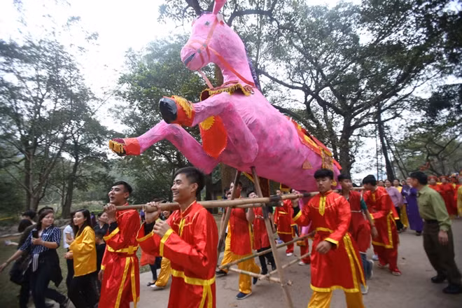 Ngoài ra còn có voi chiến và ngựa sắt được người dân địa phương cung tiến cho Đền Gióng trong lễ hội..