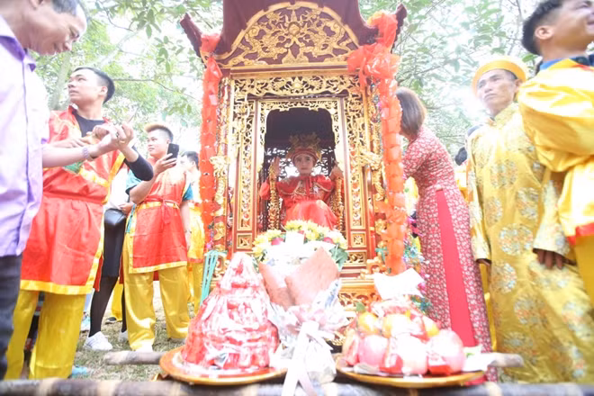 Đoàn rước kiệu "Tướng bà" có đầy đủ các thành phần gồm các cụ cao tuổi, cán bộ đoàn thể trong xã và 12 thanh niên trên 18 tuổi khiêng kiêm bảo vệ kiệu.