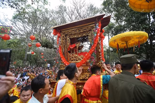 Rước kiệu "tướng bà" là phần quan trọng nhất của lễ hội và cũng là nghi thức thu hút đông đảo người dân theo dõi nên công an địa phương đã triển khai lực lượng bảo vệ tránh xảy ra tình trạng lộn xộn.