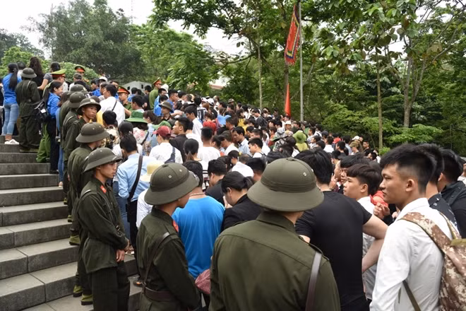 Hàng rào mềm được thiết lập bởi lực lượng Công an và thanh niên tình nguyện để hướng dẫn người dân đi lại được thuận tiện.