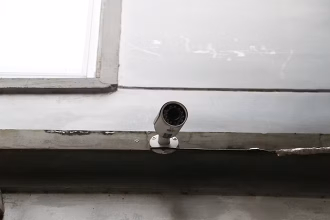 Chiếc camera an ninh của một hộ dân đã ghi lại các bức ảnh trên. Nhiều người dân đề nghị lắp đặt thêm camera giám sát tại một số đoạn trong ngõ nữa, nhưng hiện chỉ mới có được 1 địa điểm có camera, còn lại thì hội viên hội phụ nữ và tổ dân phố cắt cử nhau ra giám sát và bắt quả tang người vi phạm.