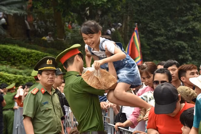 Lực lượng Công an được bố trí giữ ANTT tại các điểm dẫn lên các đền và khu vực diễn ra các hoạt động vui chơi giải trí.