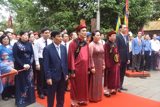 Chủ tịch Quốc hội Nguyễn Thị Kim Ngân cùng lãnh đạo các bộ, ban, ngành, địa phương và đông đảo du khách thập phương về dâng lễ, dâng hương tưởng nhớ các Vua Hùng.