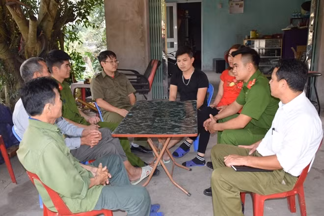 Công an thị xã Đông Triều, Công an xã Tràng Lương và người có uy tín trong vùng đồng bào dân tộc tới nhà vận động người dân tham gia BVANTQ.