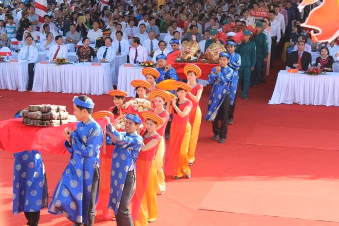 Nghi thức dâng lễ vật vào Đền Hùng Tân Hiệp.