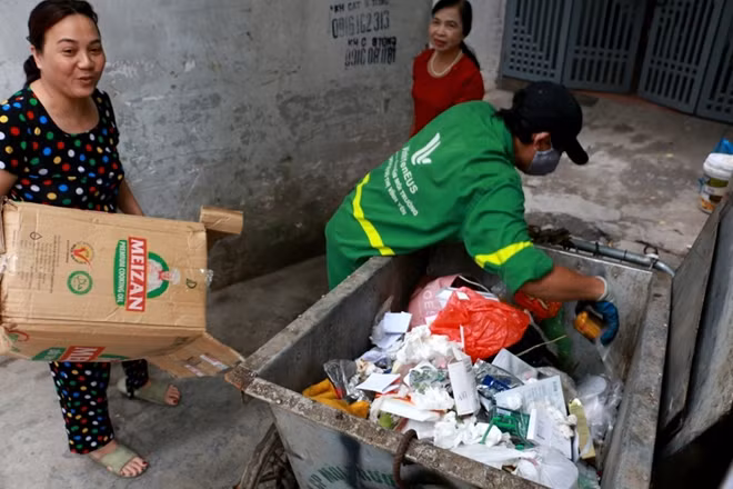Một công nhân vệ sinh cho biết từ ngày sáng kiến trên được áp dụng công việc của họ tại con ngõ nhỏ này cũng bớt vất vả hơn.