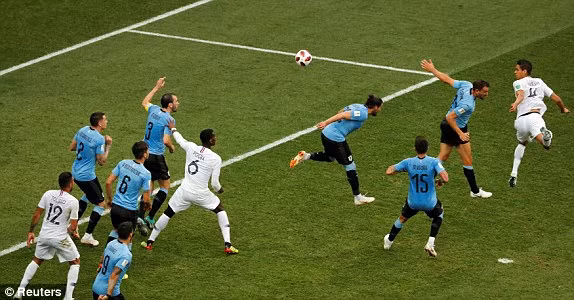 Raphael Varane bật cao hơn tất cả các cầu thủ Uruguay đánh đầu sau cú treo bóng của Antoine Griezmann. Ảnh: Reuters.