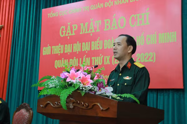 Trưởng Ban Thanh niên Quân đội, Thượng tá Đinh Quốc Hùng, trả lời các câu hỏi của báo chí liên quan đến Đại hội.