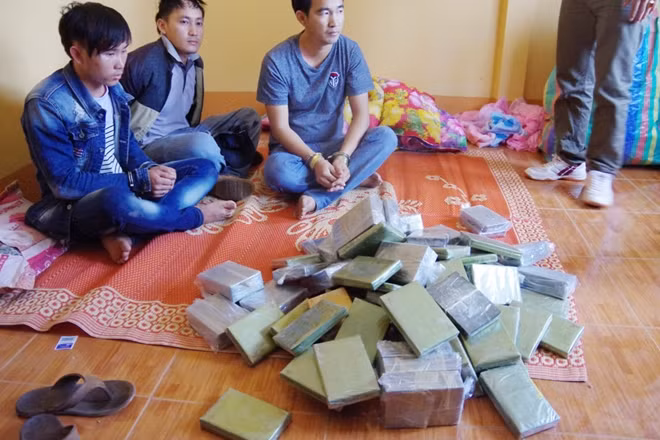 Các đối tượng và tang vật vụ án.