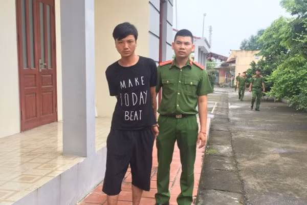 Dẫn giải đối tượng về nhà tạm giữ.