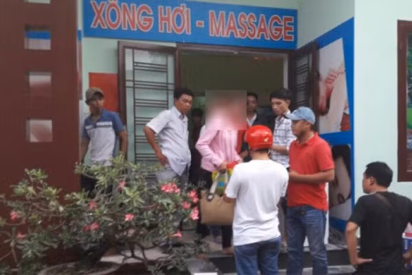 Hai cô gái P.T.H và L.T.H được giải cứu khỏi cơ sở massage. Hai cô gái P.T.H và L.T.H được giải cứu khỏi cơ sở massage.