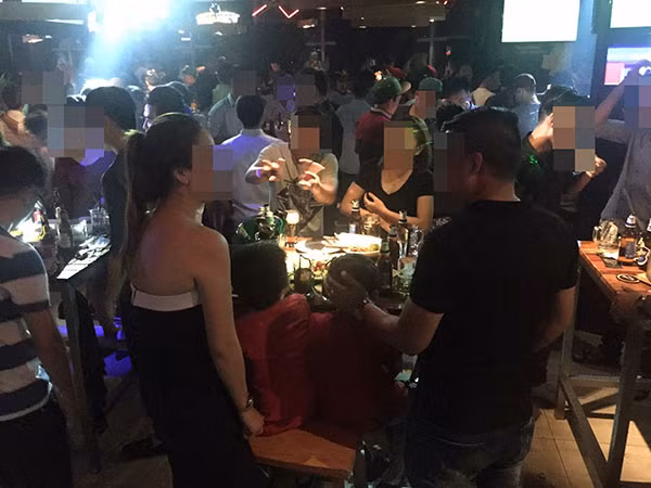 Quay cuồng trong bar. Quay cuồng trong bar.