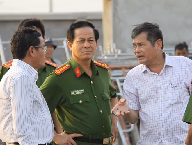 Đại tá Nguyễn Văn Kim - Phó Giám đốc Công an tỉnh Đồng Nai chỉ đạo công tác cứu nạn - cứu hộ và khám nghiệm hiện trường.