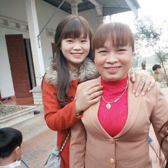 Bà Tiến hạnh phúc sau 30 năm được gặp lại chị gái. Bà Tiến hạnh phúc sau 30 năm được gặp lại chị gái.