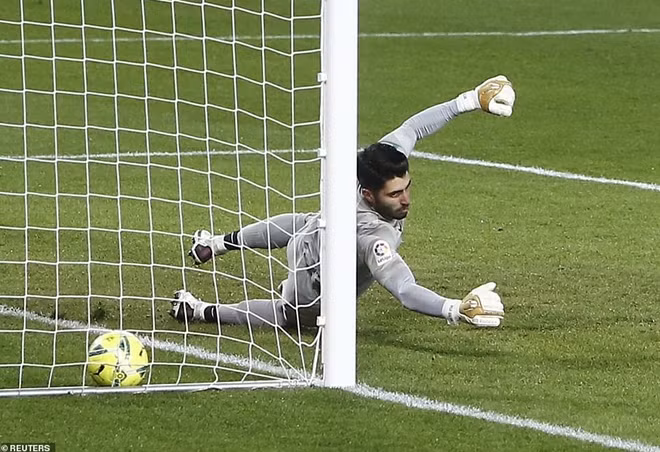 ... bóng đi sệt rất khó chịu và dù thủ thành Rui Silva của Granada cố gắng đổ người nhưng vẫn không thể thoát khỏi bàn thua.