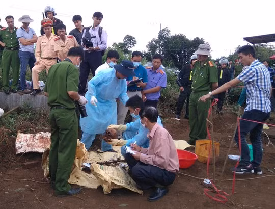 Đưa đối tượng Kiều Quốc Huy đi thực nghiệm hiện trường. Đưa đối tượng Kiều Quốc Huy đi thực nghiệm hiện trường.