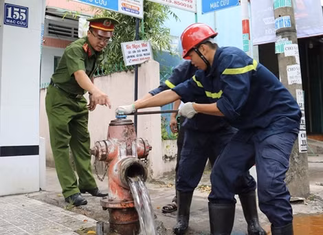 Công an tỉnh Kiên Giang trao kinh phí hỗ trợ các tỉnh bạn thuộc Campuchia ảnh 3