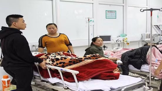 Các nạn nhân đang nhập viện cấp cứu. Các nạn nhân đang nhập viện cấp cứu.