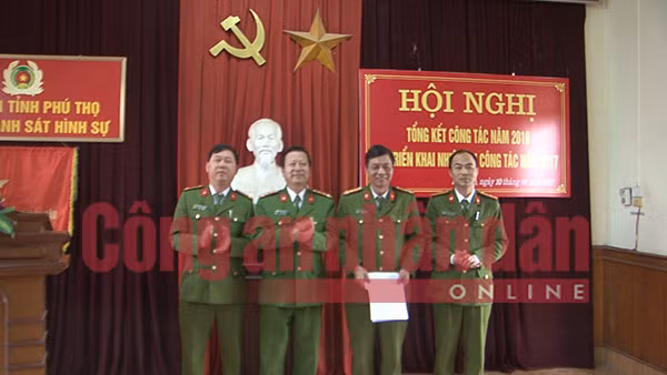 Công an tỉnh Phú Thọ khen thưởng các đơn vị nghiệp vụ phá án .