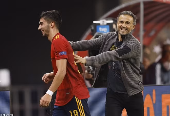 HLV Luis Enrique không giấu được sự vui mừng trước màn trình diễn của các học trò. Đây cũng là chiến thắng đậm đà nhất của đội tuyển Tây Ban Nha kể từ khi được dẫn dắt bởi cựu HLV Barca.