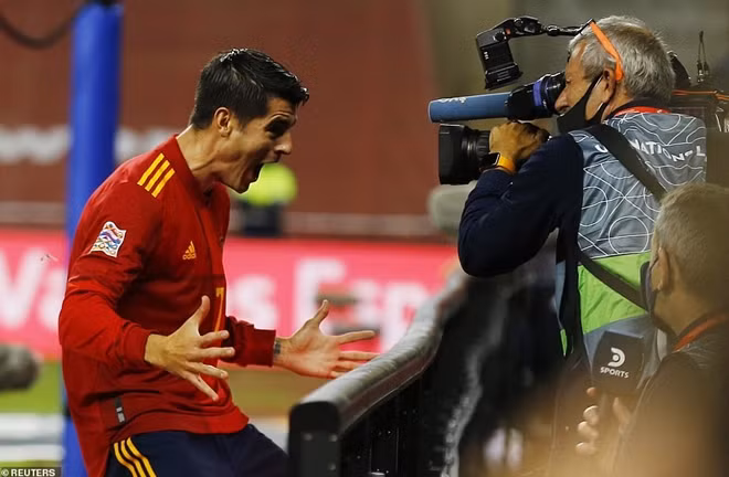 Morata ăn mừng bàn thắng trong trận đấu. Anh chỉ góp 1 bàn trong chiến thắng 6-0 của đội nhà nhưng bấy nhiêu thôi cũng là quá đủ cho một đêm tuyệt vời với đội tuyển Tây Ban Nha.