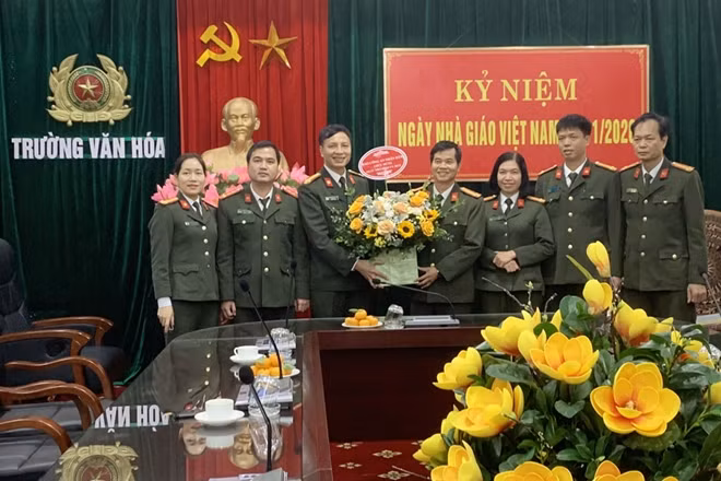 Đại diện Báo CAND chúc mừng Trường Văn hoá Bộ Công an.