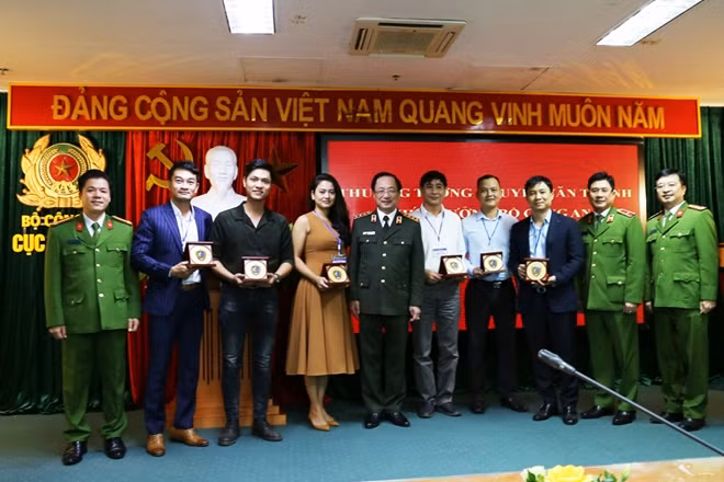 Thứ trưởng Nguyễn Văn Thành và các đại biểu tại buổi gặp mặt.