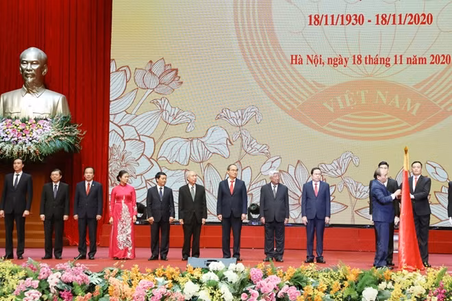 Thay mặt lãnh đạo Đảng, Nhà nước, Thủ tướng Nguyễn Xuân Phúc đã trang trọng gắn Huân chương Hồ Chí Minh lên Cờ Truyền thống của MTTQ Việt Nam.