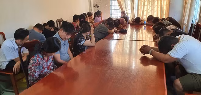 Các đối tượng tại cơ quan Công an.