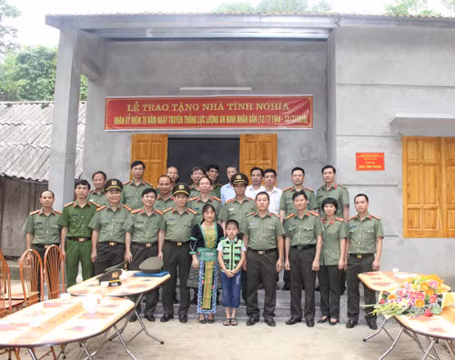 Đại diện lãnh đạo Tổng cục An ninh và Cục An ninh Tây Bắc trao nhà tình nghĩa cho gia đình đồng chí Thào A Pha Đại diện lãnh đạo Tổng cục An ninh và Cục An ninh Tây Bắc trao nhà tình nghĩa cho gia đình đồng chí Thào A Pha