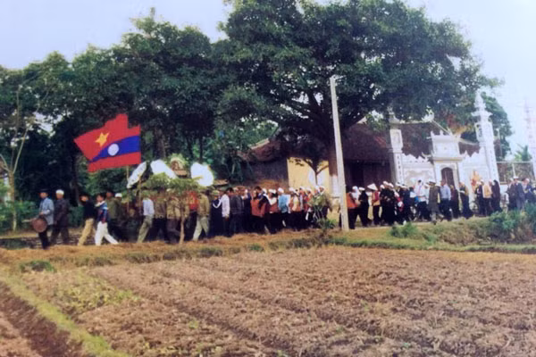 Quê hương, người thân đón liệt sỹ ngày trở về. Quê hương, người thân đón liệt sỹ ngày trở về.