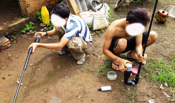 Hai thanh niên tại huyện Di Linh sử dụng súng cồn từ chế để tập bắn.