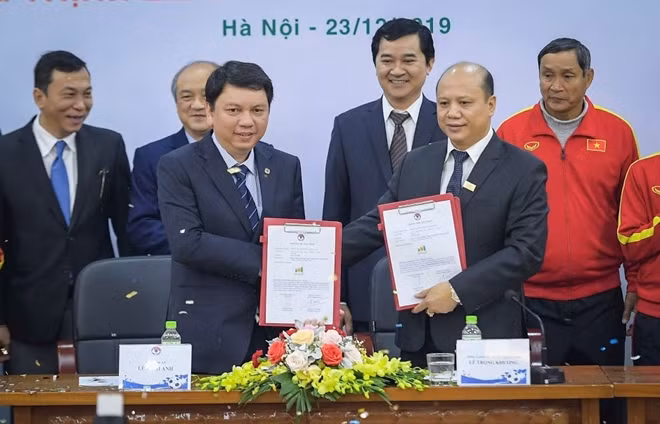 Tổng Thư ký VFF ông Lê Hoài Anh và đại diện tập đoàn Hưng Thịnh ký kết hợp đồng tài trợ.