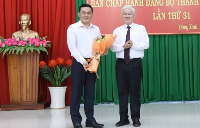 Ông Nguyễn Văn Lợi - Ủy viên Trung ương Đảng, Bí thư Tỉnh ủy Bình Phước tặng hoa chúc mừng ông Lê Trường Sơn