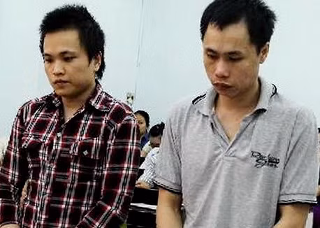 Hai bị cáo Nguyễn Hữu Quốc Duy và Nguyễn Hữu Thiên An tại phiên xử sơ thẩm.