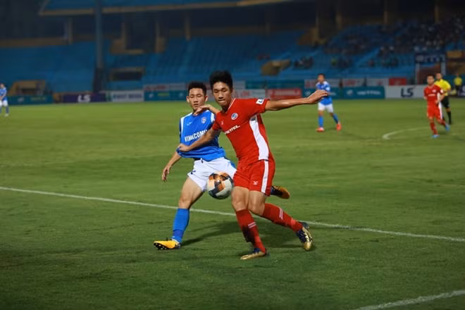 Cuộc đối đầu của Viettel và Than Quảng Ninh trên sân Hàng Đẫy thu hút khá nhiều sự chú ý của người hâm mộ bởi đây là 2 CLB hội tụ được nhiều nhân tố trẻ, tài hoa của bóng đá Việt Nam.
