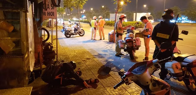 Anh T. say xỉn, nôn ói khi lực lượng CSGT đang lập biên bản.