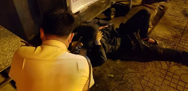 Sau đó, T. lăn ra ngủ.