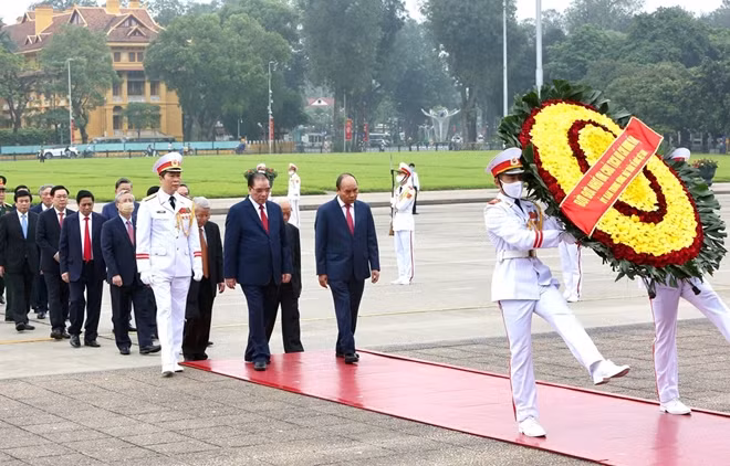 Đoàn đại biểu Lãnh đạo Đảng, Nhà nước đặt vòng hoa và vào Lăng viếng Chủ tịch Hồ Chí Minh. (Ảnh: Dương Giang/TTXVN).