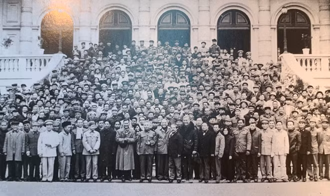 Đại biểu dự Hội nghị Công an toàn quốc lần thứ 30 chụp ảnh lưu niệm trước cửa Phủ Chủ tịch. (Ảnh tư liệu)