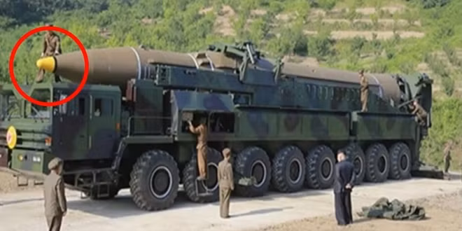 Phần nắp che ở đầu tên lửa liên lục địa Hwasong-14.